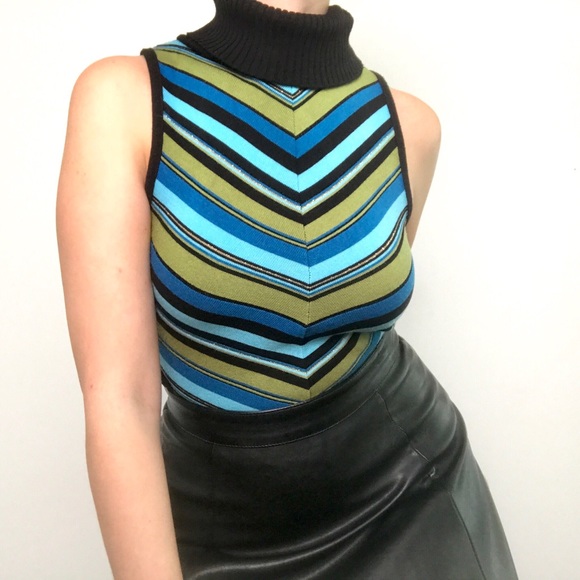 SOLD- Gorgeous Y2K sleeveless turtleneck🐢 - Picture 3 of 4